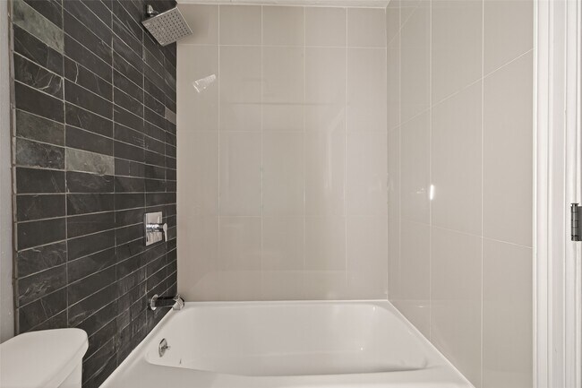 Building Photo - 2130 Round Lake Dr