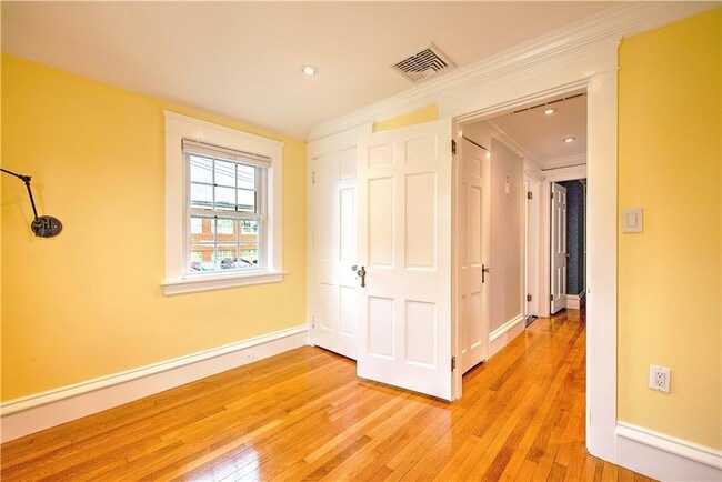 Building Photo - 11 Elmcroft Ave