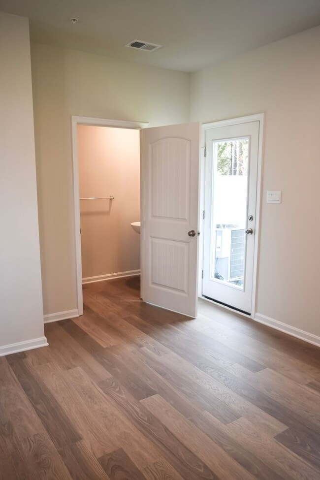 Building Photo - Stunning Brand New End Townhome