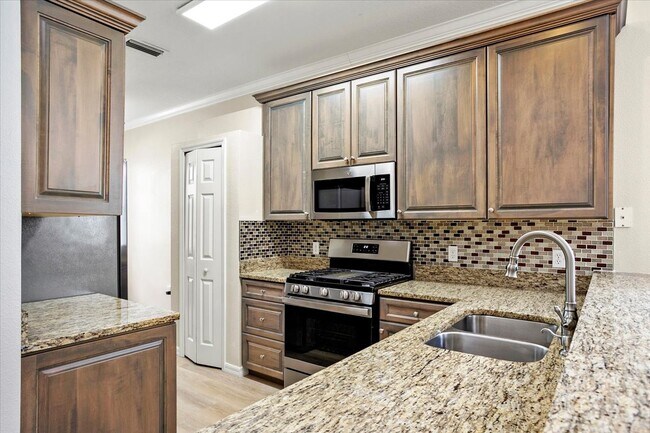 Building Photo - 15234 Searobbin Dr