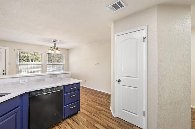 Building Photo - 2003 Dayflower Trce