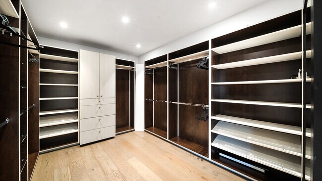 Building Photo - 1623 Viewmont Dr