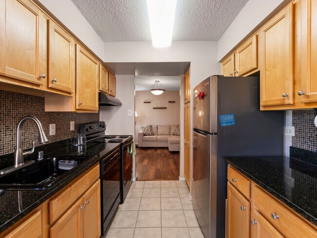 Building Photo - This beautiful 1 bed, 1 bath condo with ov...