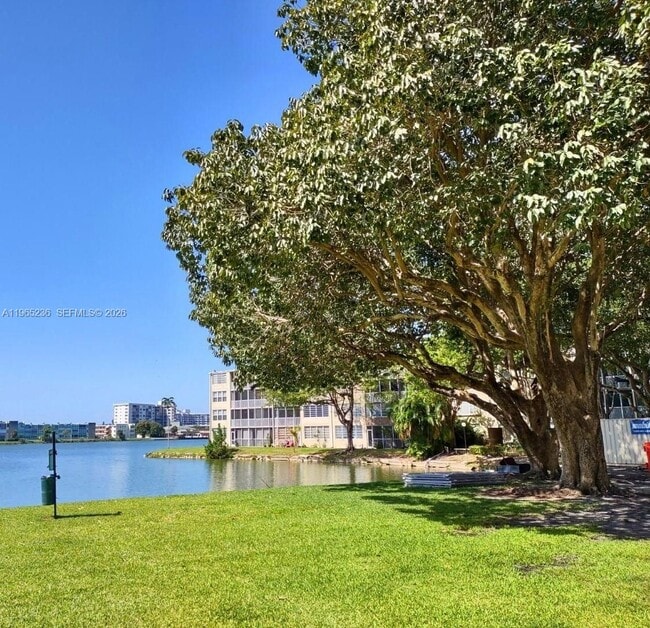 Building Photo - 1690 NE 191st St