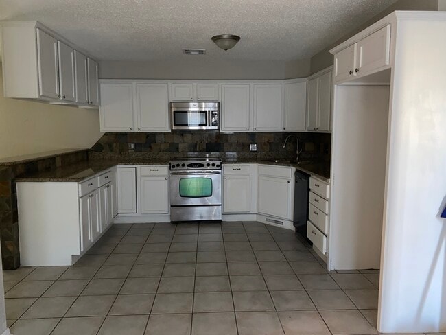 Building Photo - 8625 Lakeaire Dr