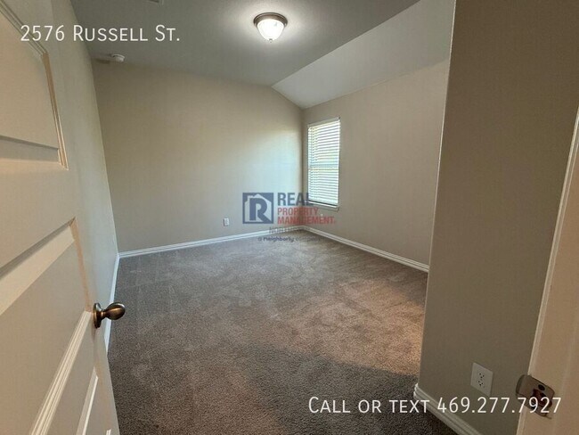 Building Photo - 2576 Russell St