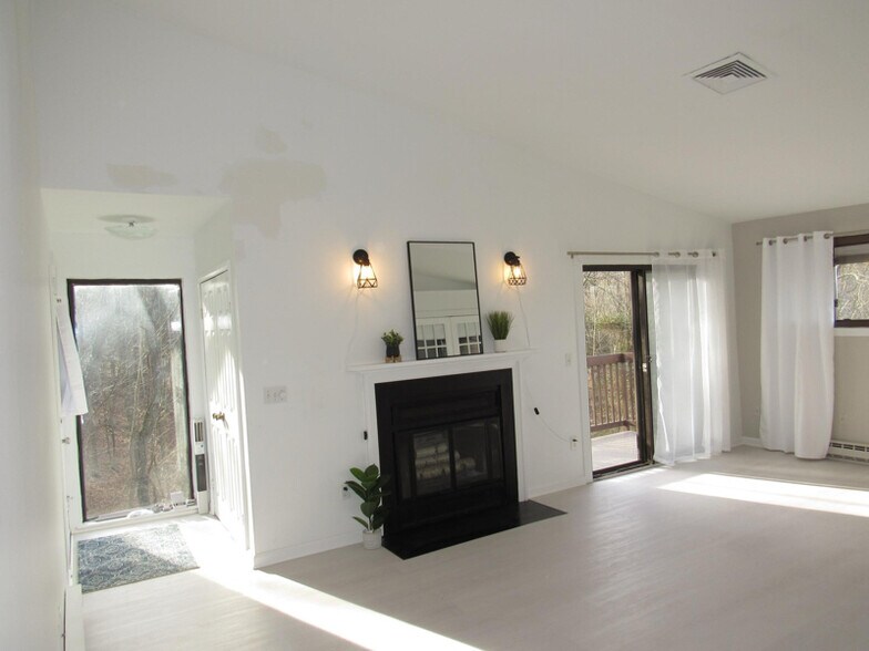 Building Photo - 10 Ridgedale Dr