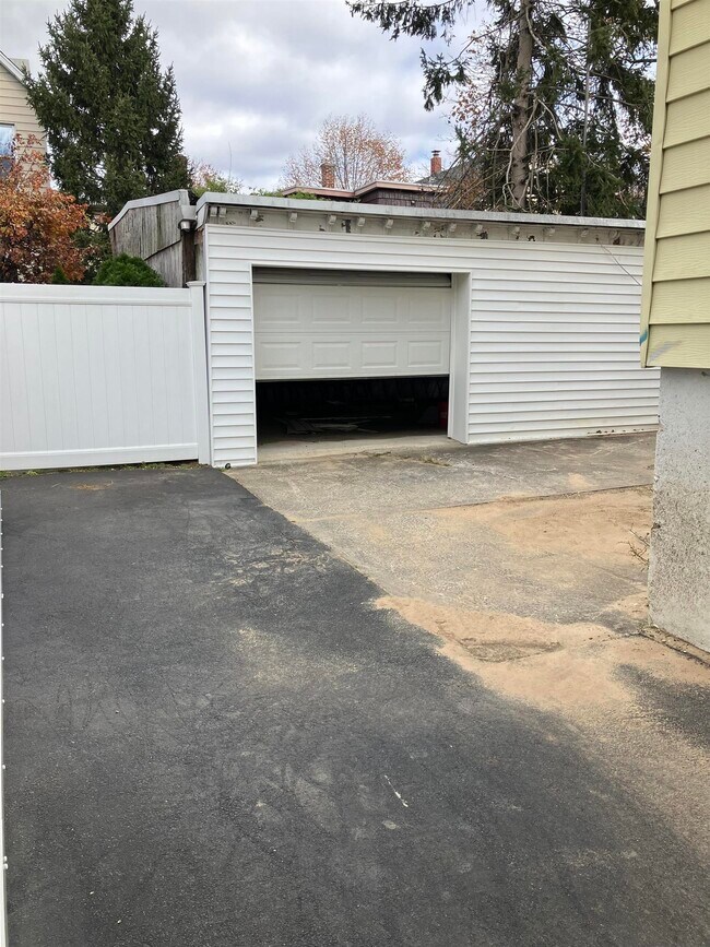 Building Photo - 127 W 51st St