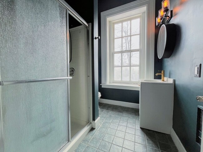 Building Photo - Pet Friendly 1 Bedroom Plus Den For Rent - Near Betty's, Close to Downtown!