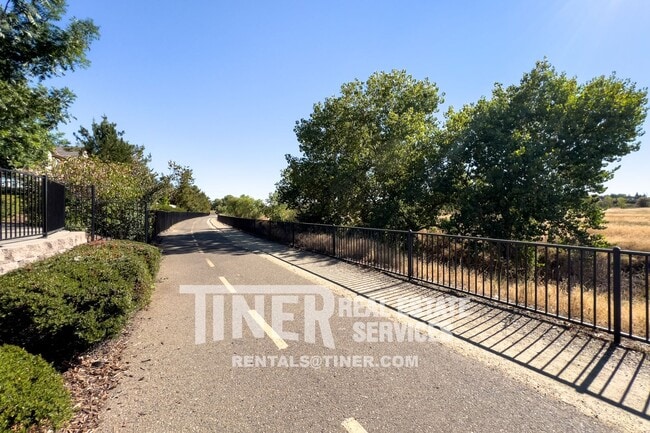 Building Photo - 506 Monet Ln