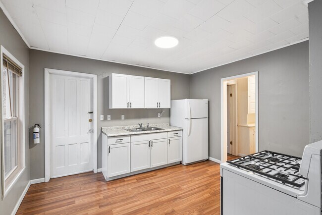 Kitchen - 313 Tompkins St