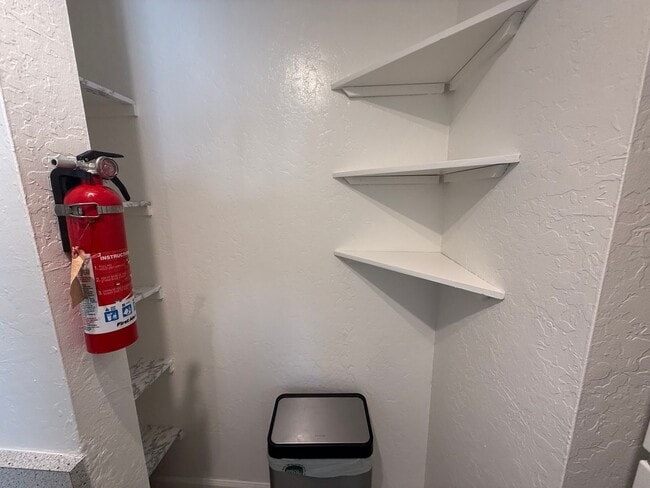 Building Photo - ONE BEDROOM ONE BATH UPDATED UPPER UNIT CONDO IN LARKSPUR ISLE