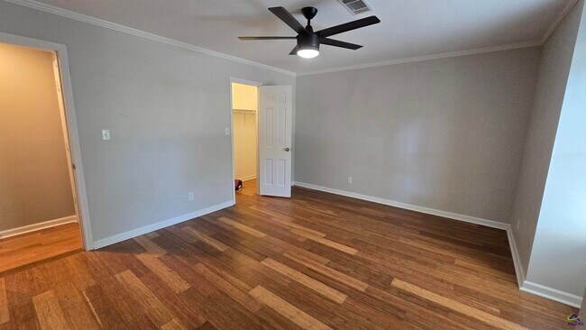 Building Photo - 201 Quail Run Dr