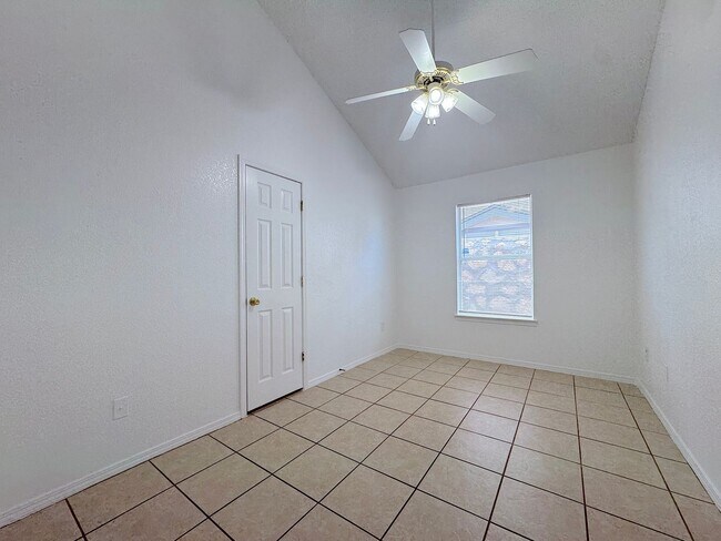 Building Photo - East El Paso 4bed/2bath All Tile Flooring!
