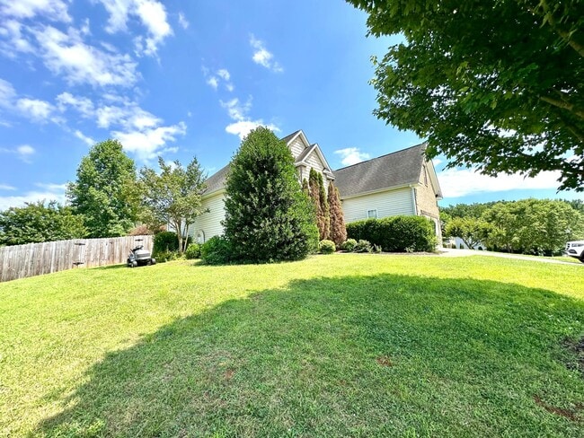 Building Photo - 4852 Knollview Dr