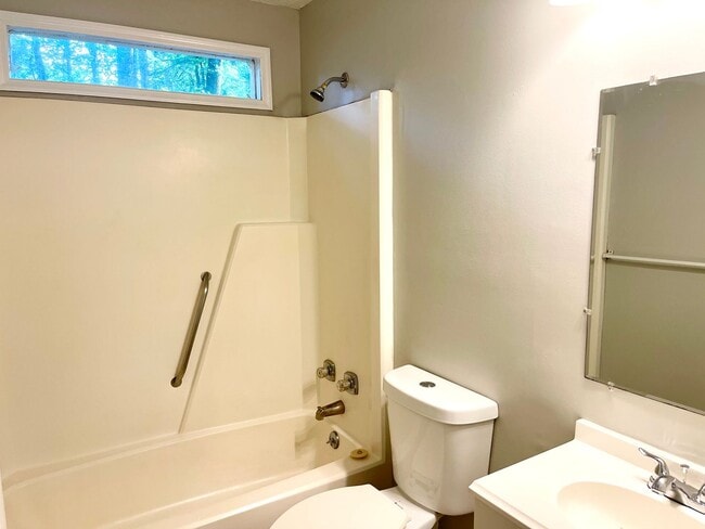 Building Photo - Welcome to the Charming 4 Bedroom/3 Bath w...