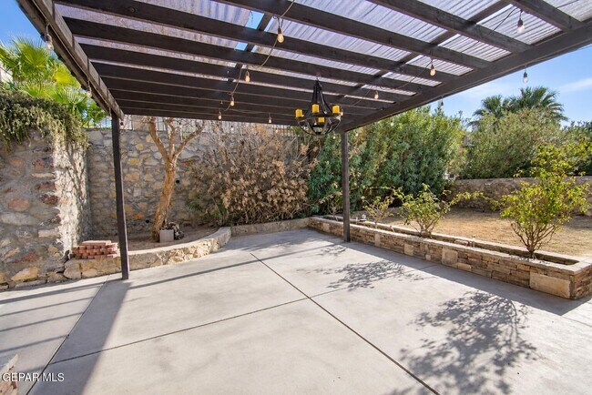 Building Photo - 6520 Grand Ridge Dr