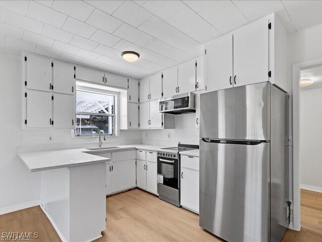 Building Photo - 8025 Roy Dr