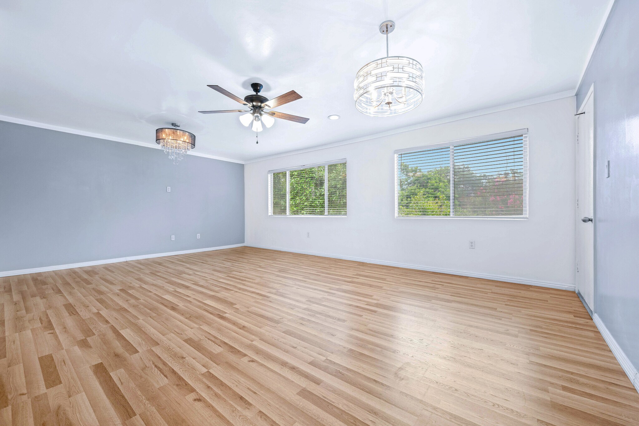 Open space and bright living room and dining room - 12801 Moorpark St