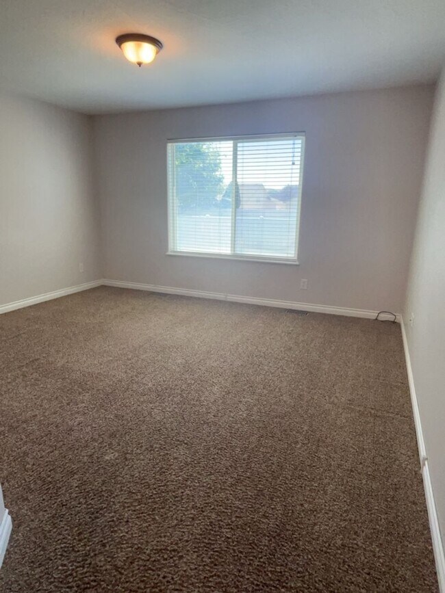 Building Photo - 1537 Foxglove Ave