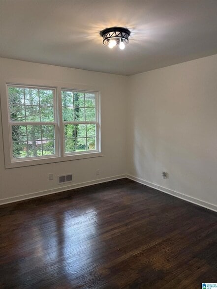 Building Photo - 2604 Wood Dr NE
