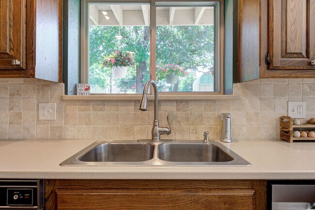 Building Photo - 7808 Forest Ln