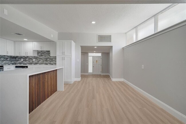 Building Photo - 2303 Bonneville Dr