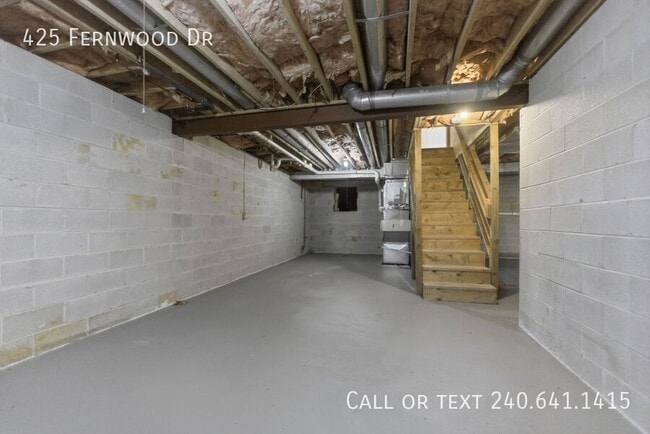 Building Photo - 425 Fernwood Dr
