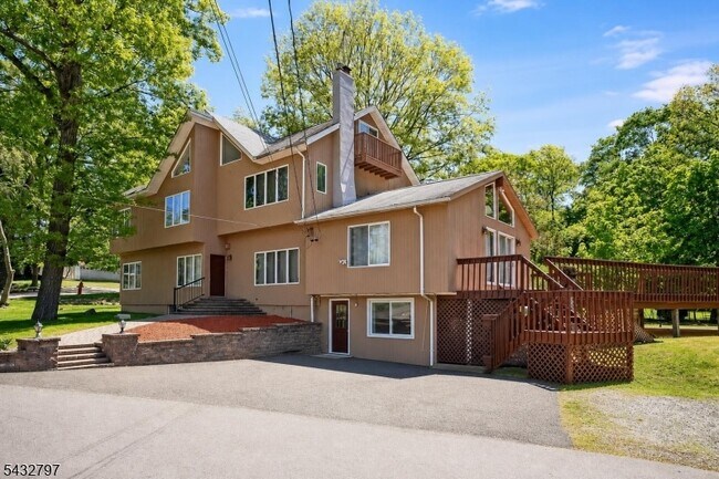 Building Photo - 17 Hickory Dr