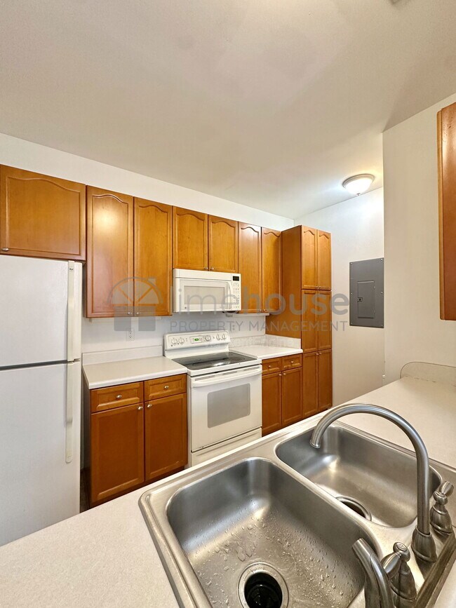 Building Photo - 5872 Ludington Dr