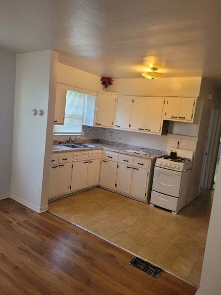 Building Photo - 2417 N Rockton Ave