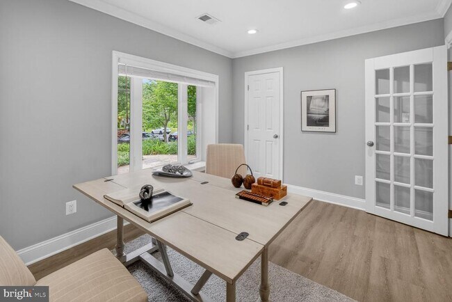 Building Photo - 3305 W Coquelin Terrace