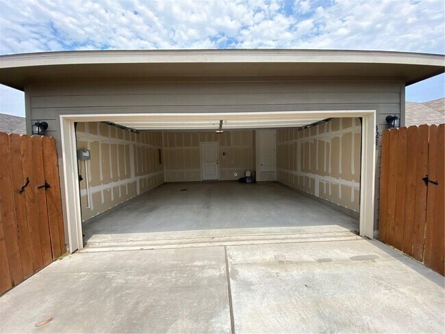 Building Photo - 428 S Brook Dr