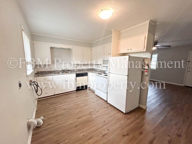 Building Photo - 330 W College St