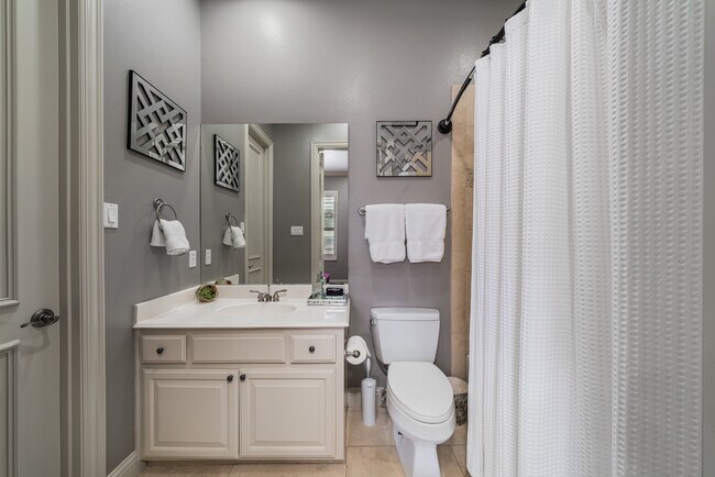 3rd floor guest ensuite - 4003 Wycliff Ave
