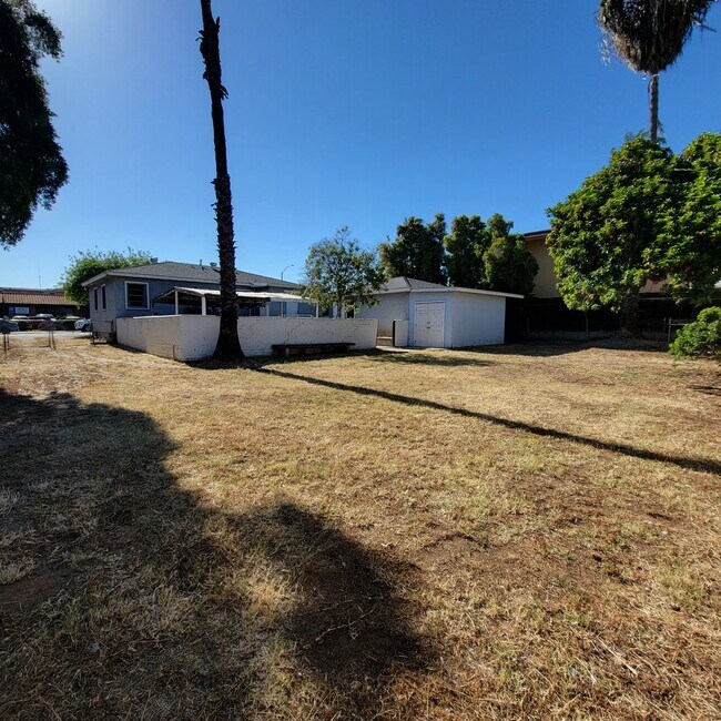 Building Photo - Adorable 2 bed 1.5 bath house with HUGE yard!!