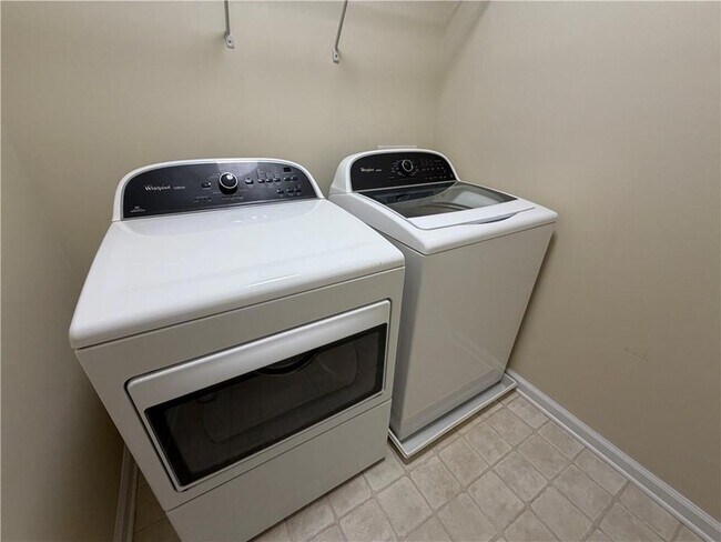 Building Photo - 4680 Creekside Villas Way