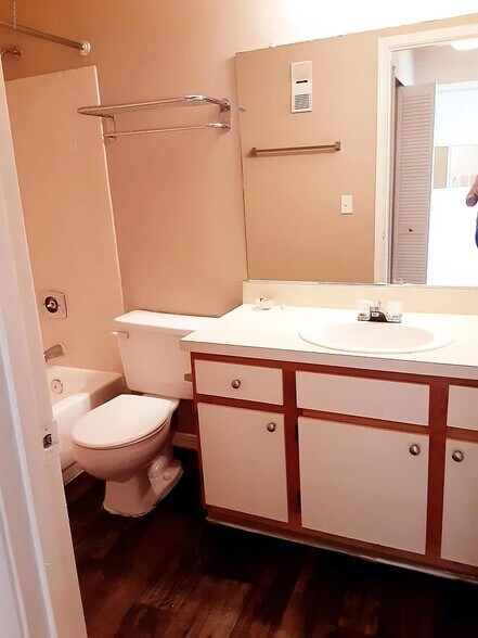 Building Photo - 7667 N Wickham Rd