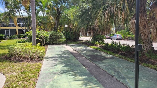 Building Photo - Annual Turnkey furnished renovated 1/1 dow...