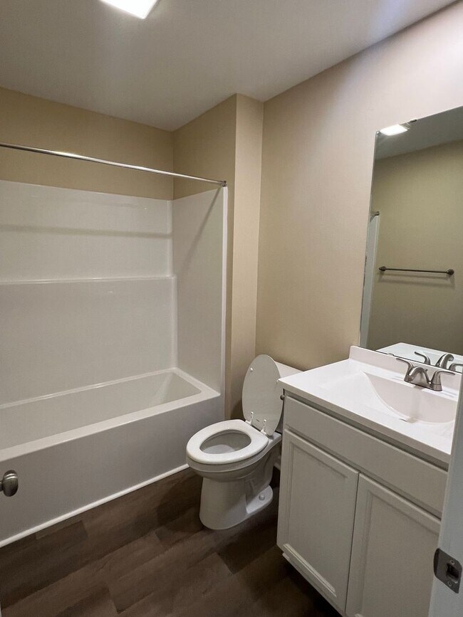 Building Photo - Nice  2 Bedroom, 2 bath duplex.
