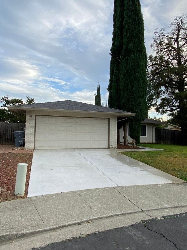 Building Photo - Available NOW - Cute 3 Bed 2 bath home in ...