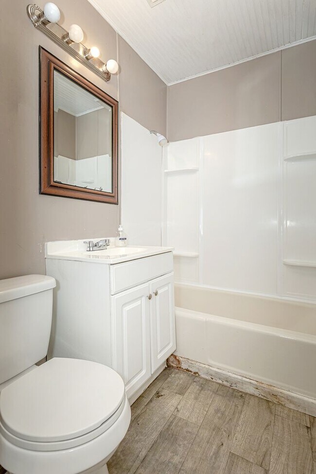 Building Photo - Cute 2 Bedroom Home