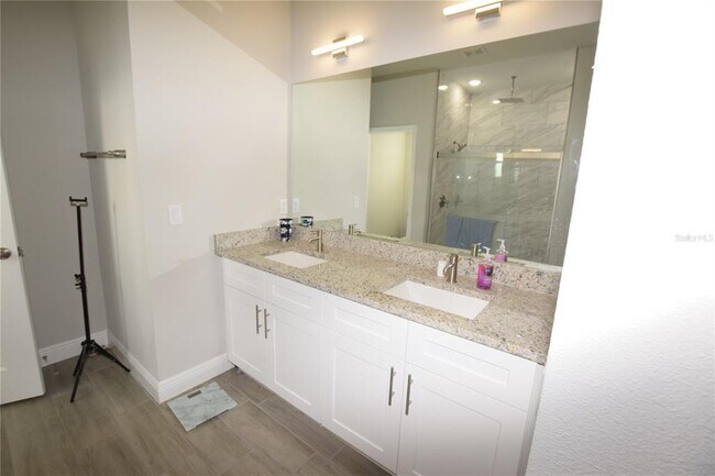 Building Photo - 642 Desmoines Ct