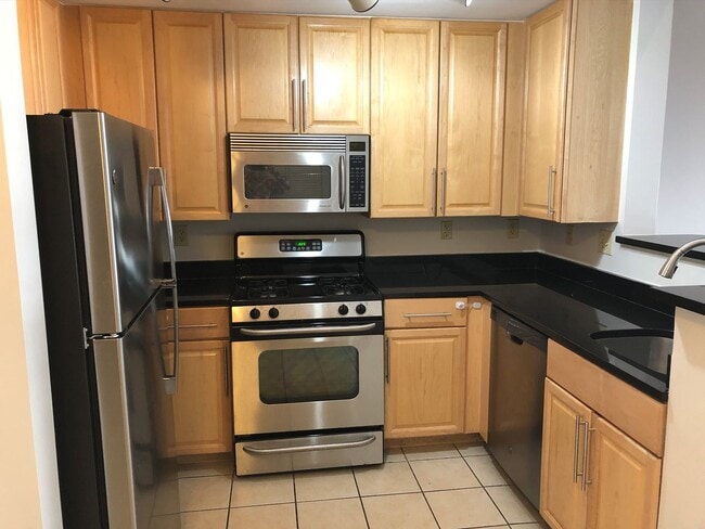 Building Photo - Two-Level Condo Walk in Heart of Revitaliz...
