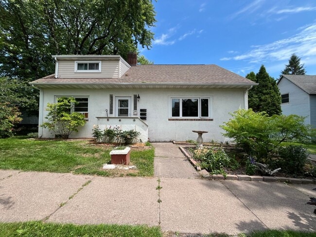 Building Photo - 910 N 56th Ave W