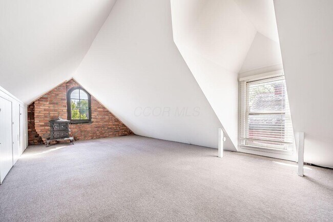 Building Photo - 561 S 5th St