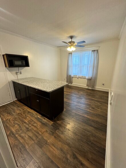 Kitchen - 1870 Conlyn St