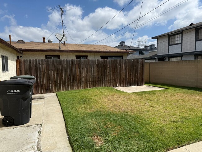 Building Photo - R06-028-MF