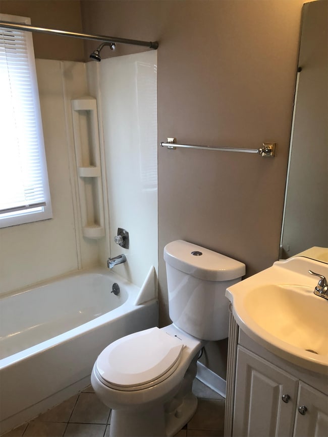 Building Photo - 2004 Spencer St