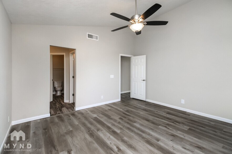 Building Photo - 921 S Val Vista Dr